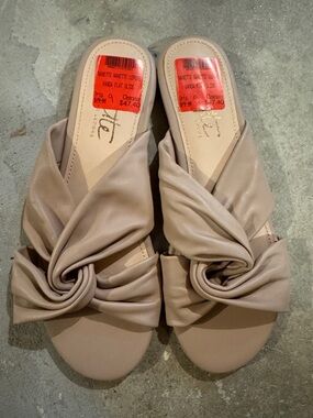 NANETTE LEPORE Taupe Knotted Slide Sandals